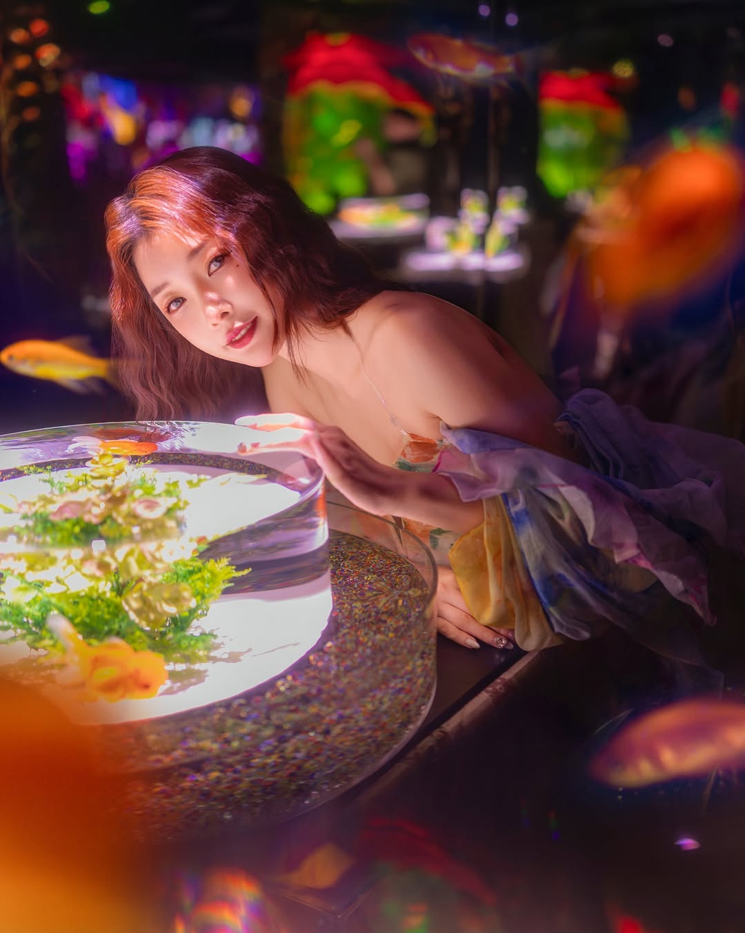 【正妹】莉雅Lia金鱼艺术展美照，画面的层次感有张力！