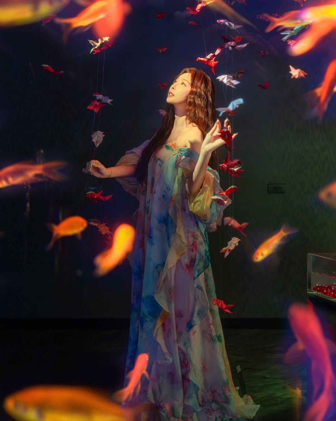 【正妹】莉雅Lia金鱼艺术展美照，画面的层次感有张力！