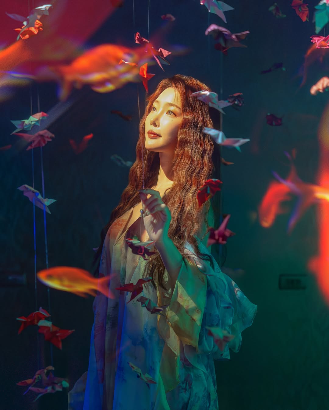 【正妹】莉雅Lia金鱼艺术展美照，画面的层次感有张力！