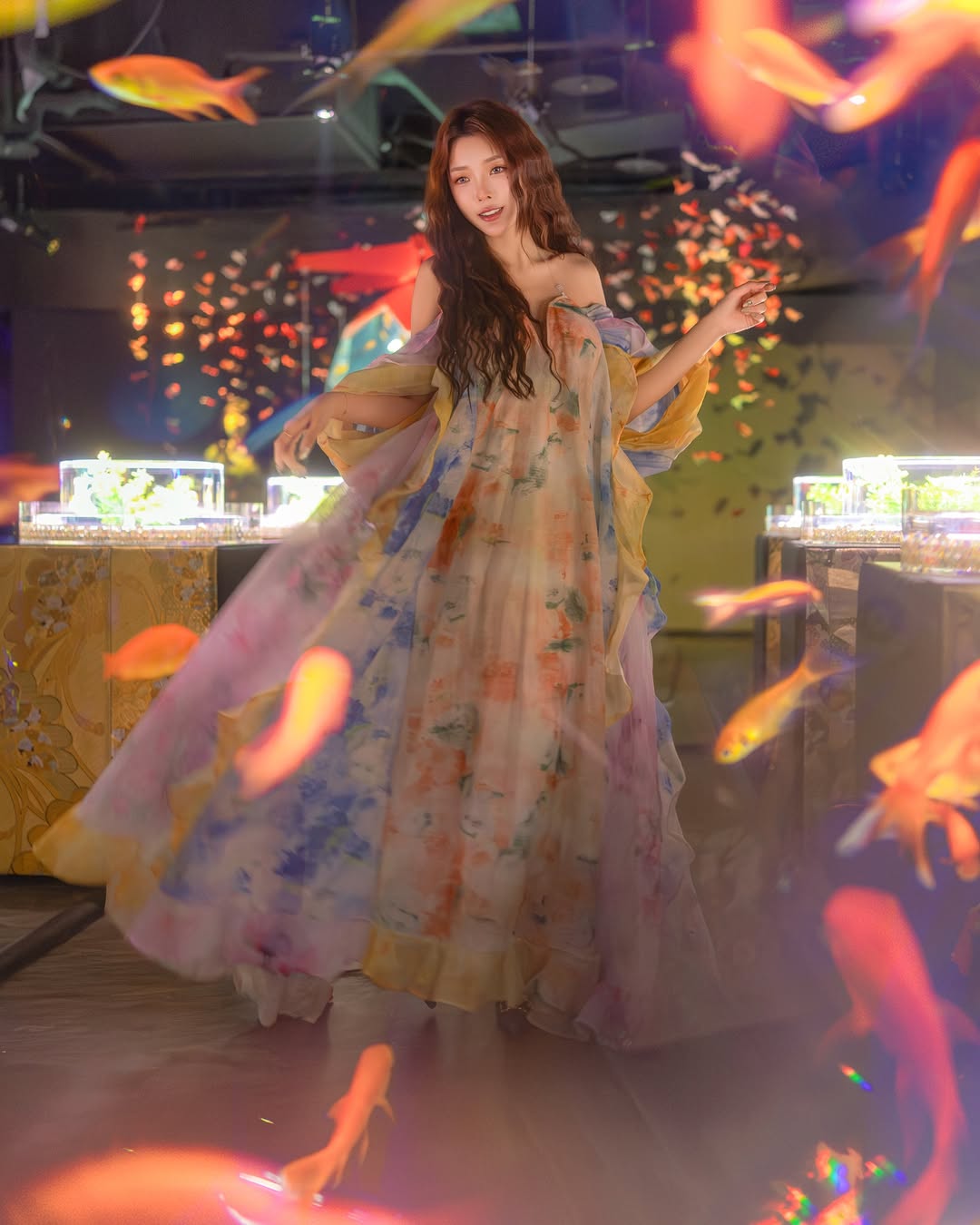 【正妹】莉雅Lia金鱼艺术展美照，画面的层次感有张力！