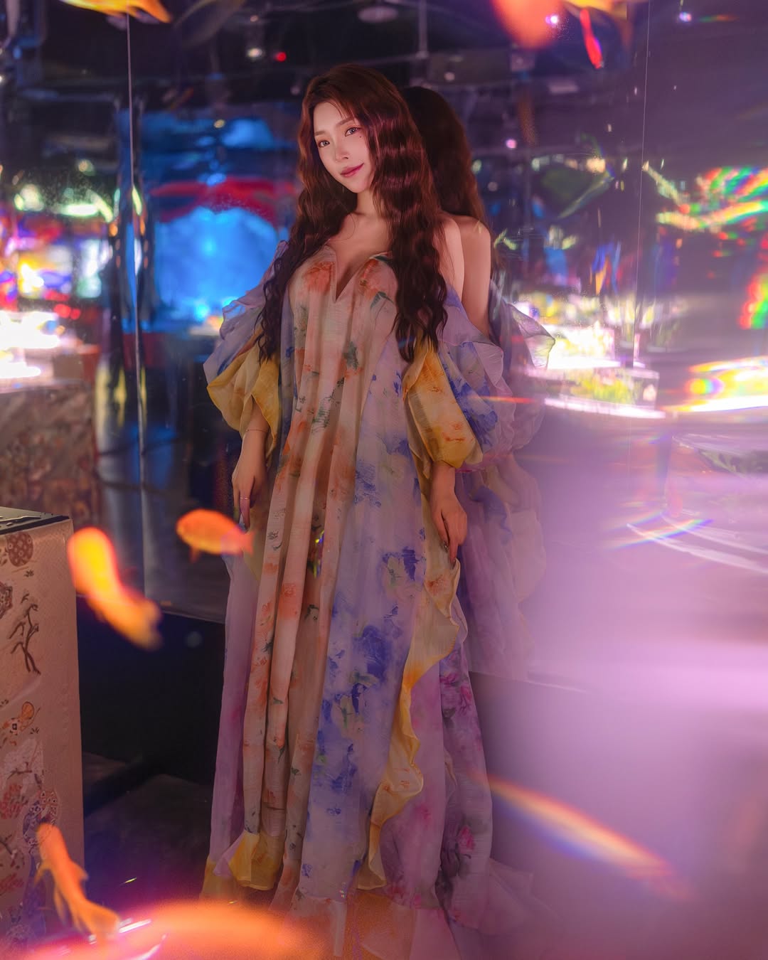 【正妹】莉雅Lia金鱼艺术展美照，画面的层次感有张力！