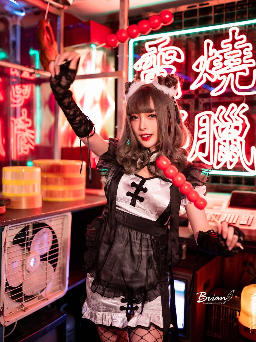 【正妹】莉雅Lia渔网袜女仆装美照，微光在她的周围婉转！