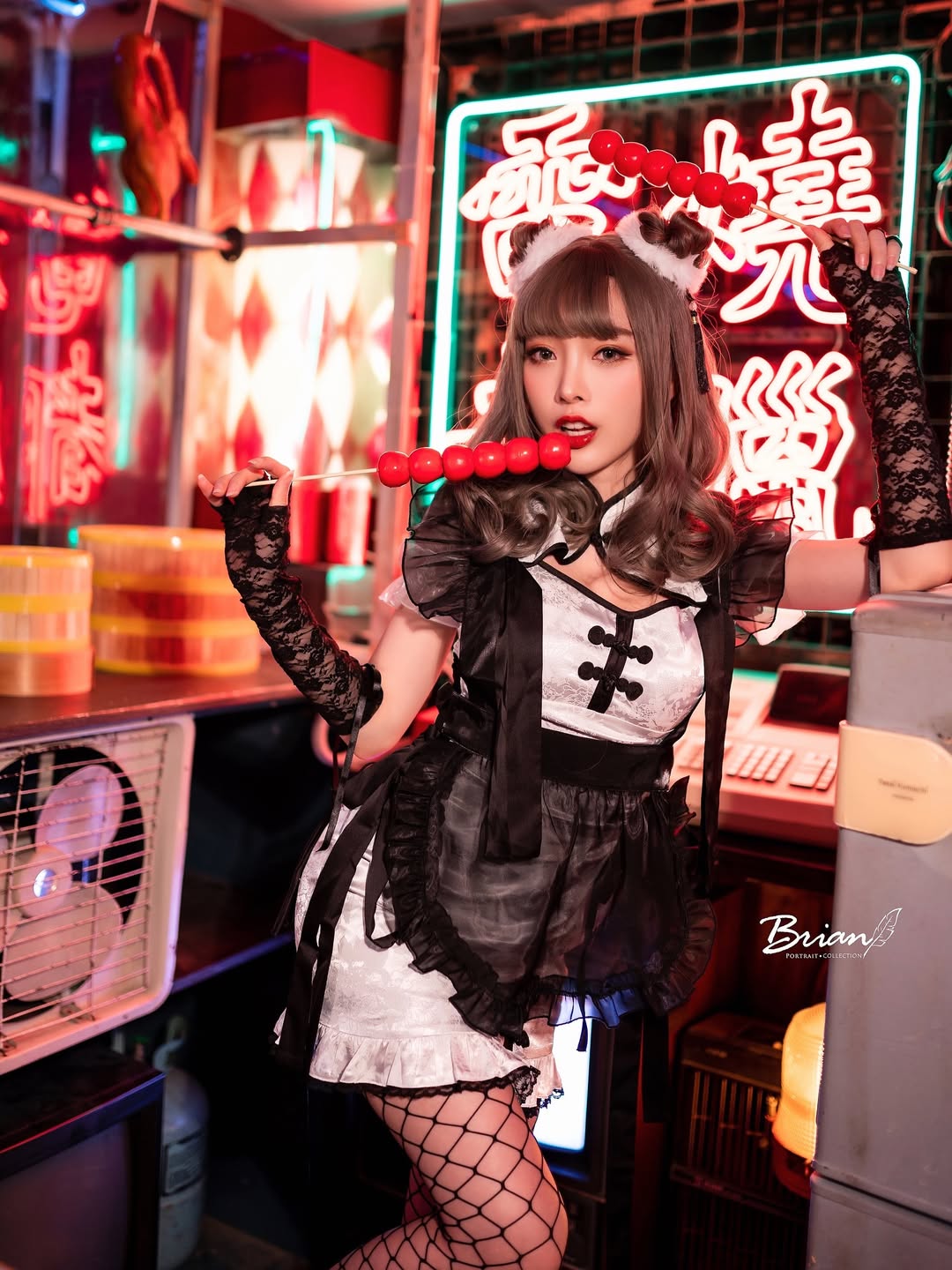 【正妹】莉雅Lia渔网袜女仆装美照，微光在她的周围婉转！