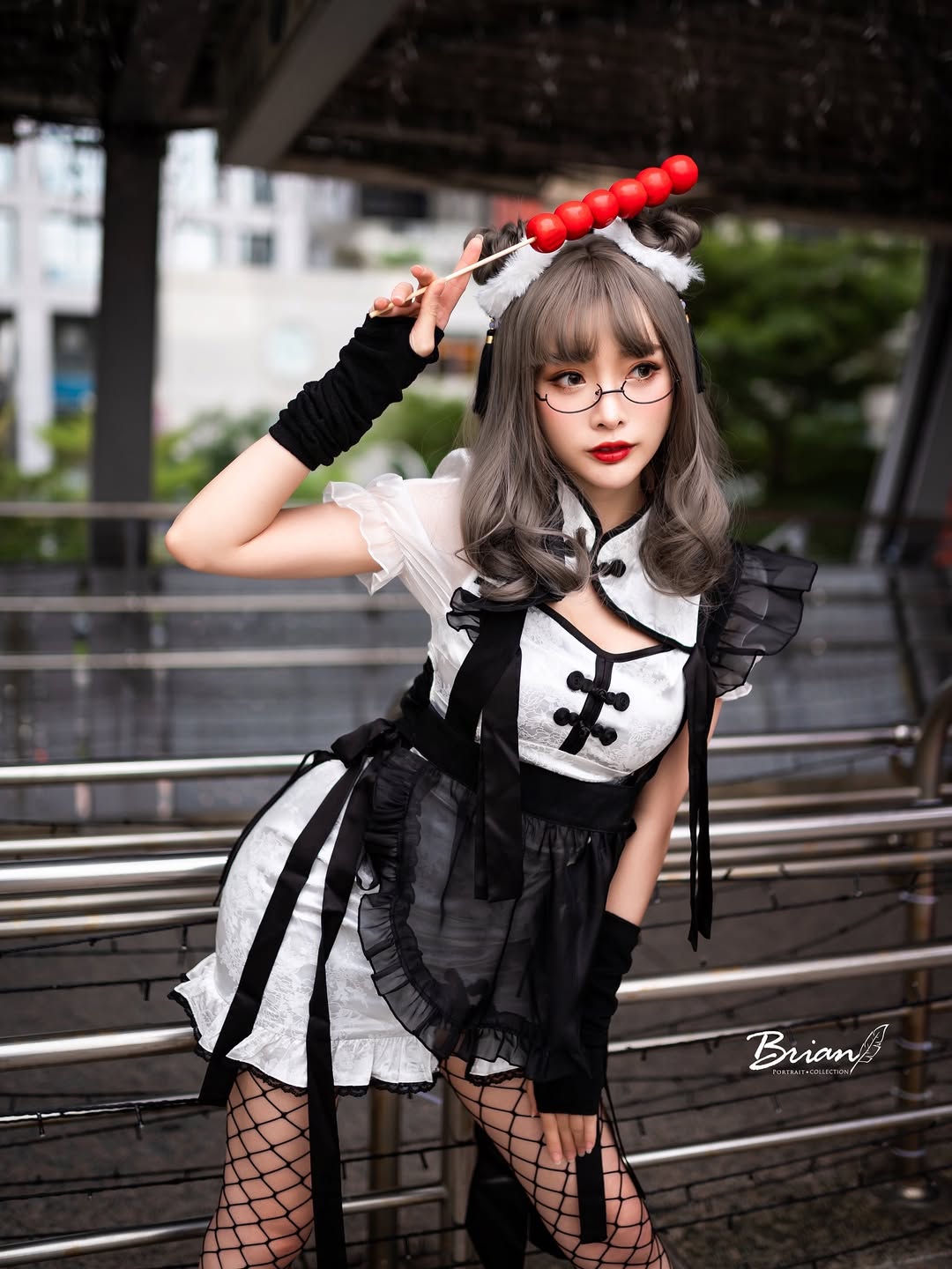 【正妹】莉雅Lia渔网袜女仆装美照，微光在她的周围婉转！