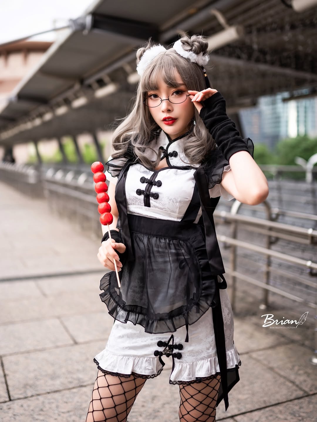 【正妹】莉雅Lia渔网袜女仆装美照，微光在她的周围婉转！