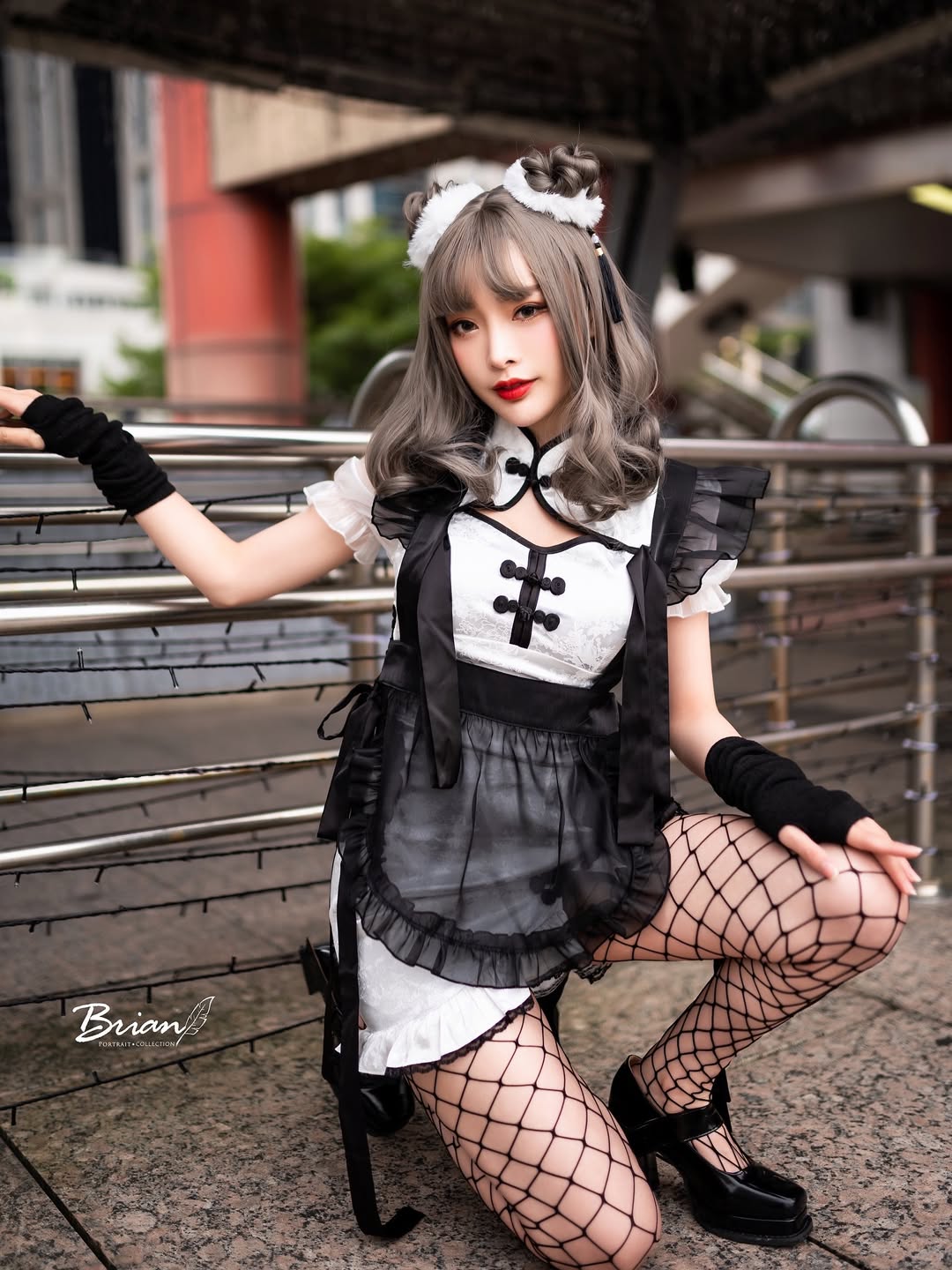 【正妹】莉雅Lia渔网袜女仆装美照，微光在她的周围婉转！