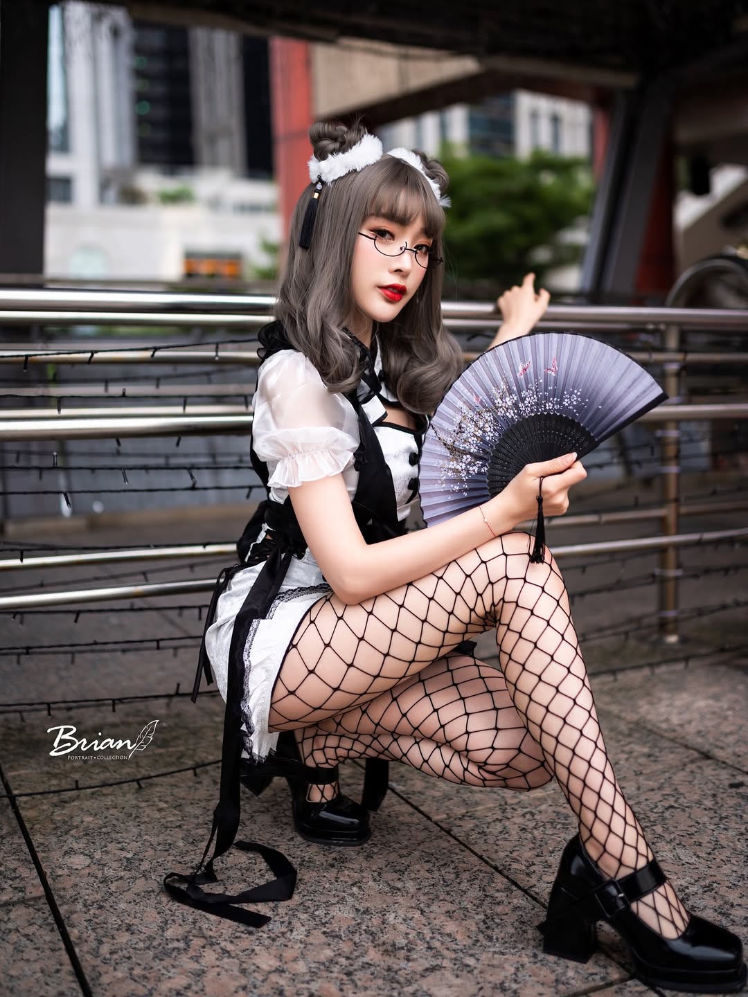 【正妹】莉雅Lia渔网袜女仆装美照，微光在她的周围婉转！