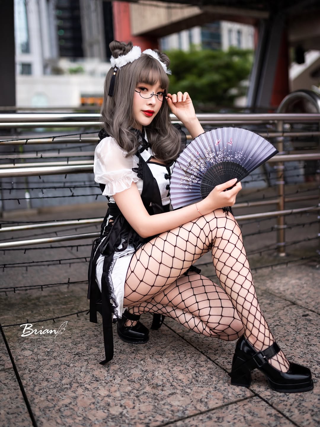 【正妹】莉雅Lia渔网袜女仆装美照，微光在她的周围婉转！