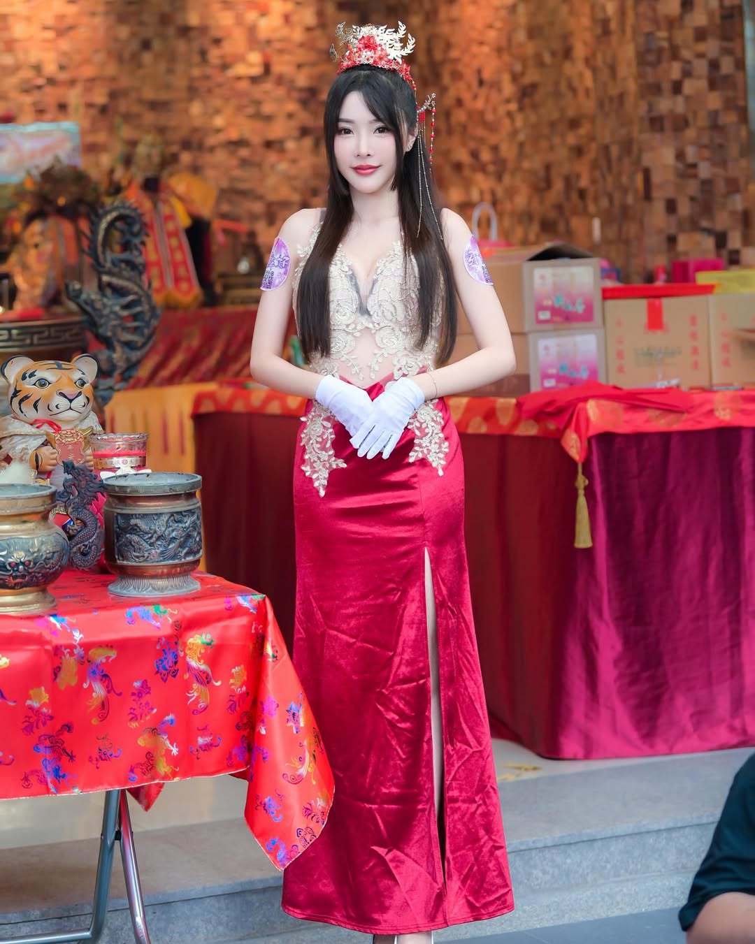 【正妹】莉雅Lia旗袍透视装礼生，藏在微笑背后的自信与自在！