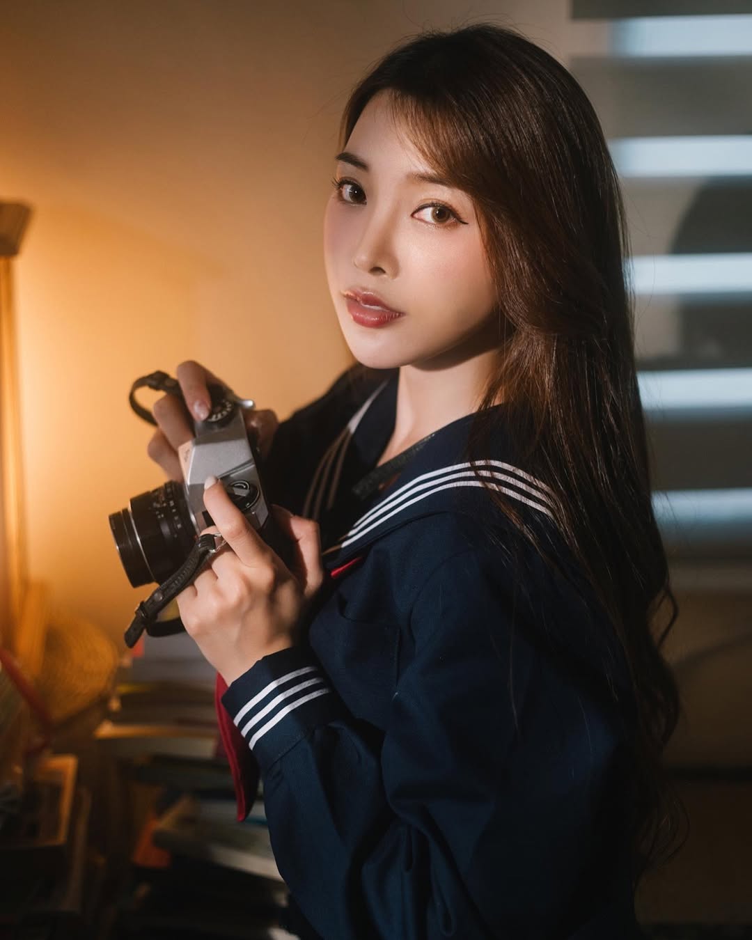 【正妹】莉雅Lia JK制服拿相机写真，去感受那一抹属于我温暖！