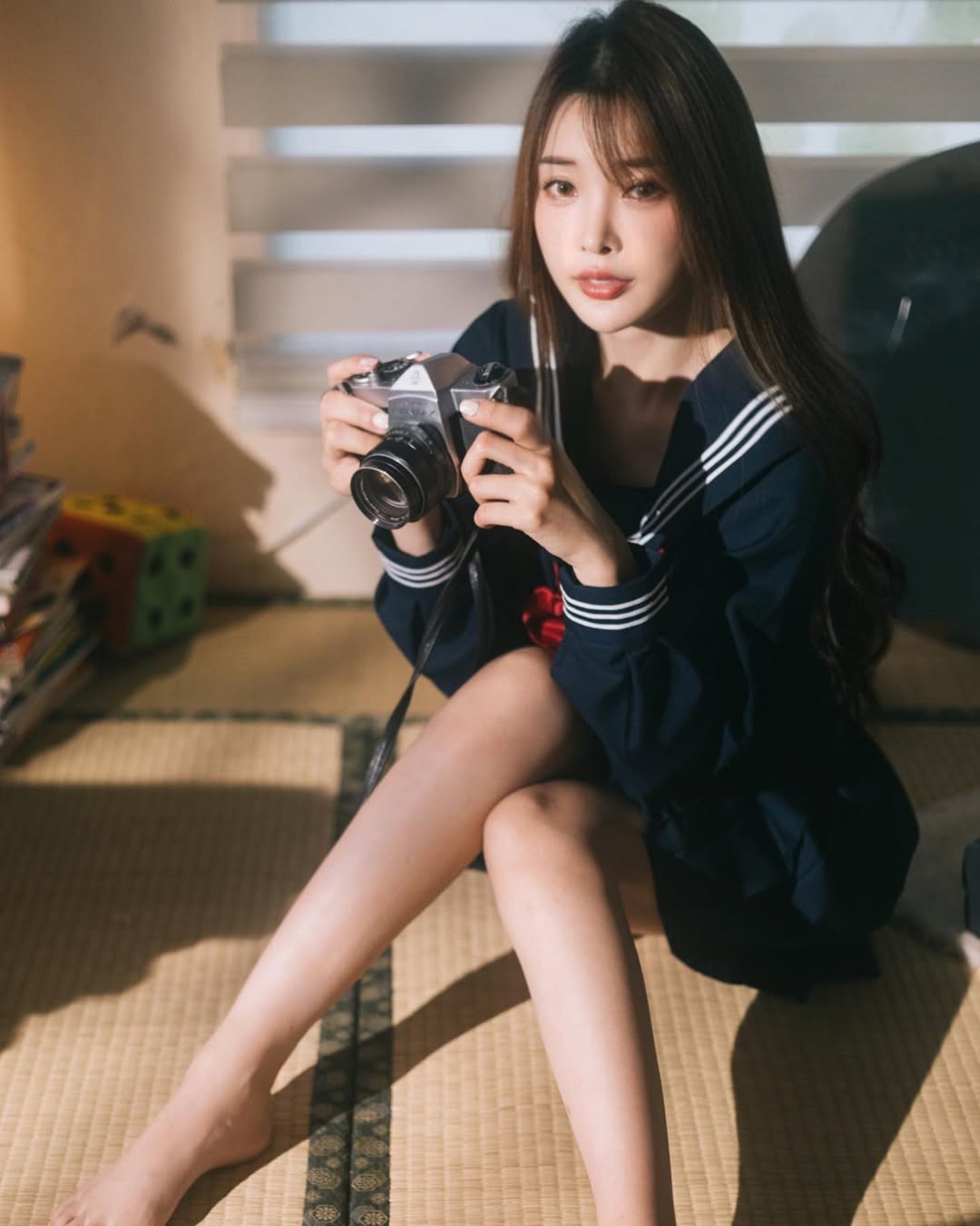 【正妹】莉雅Lia JK制服拿相机写真，去感受那一抹属于我温暖！