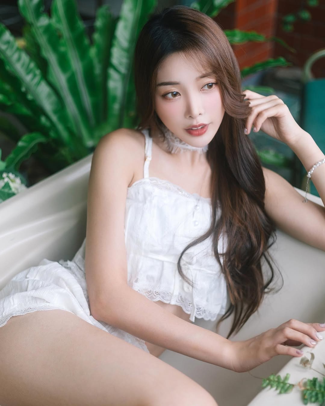 【正妹】莉雅Lia白色吊带浴缸写真，切与期待在水雾中流淌！