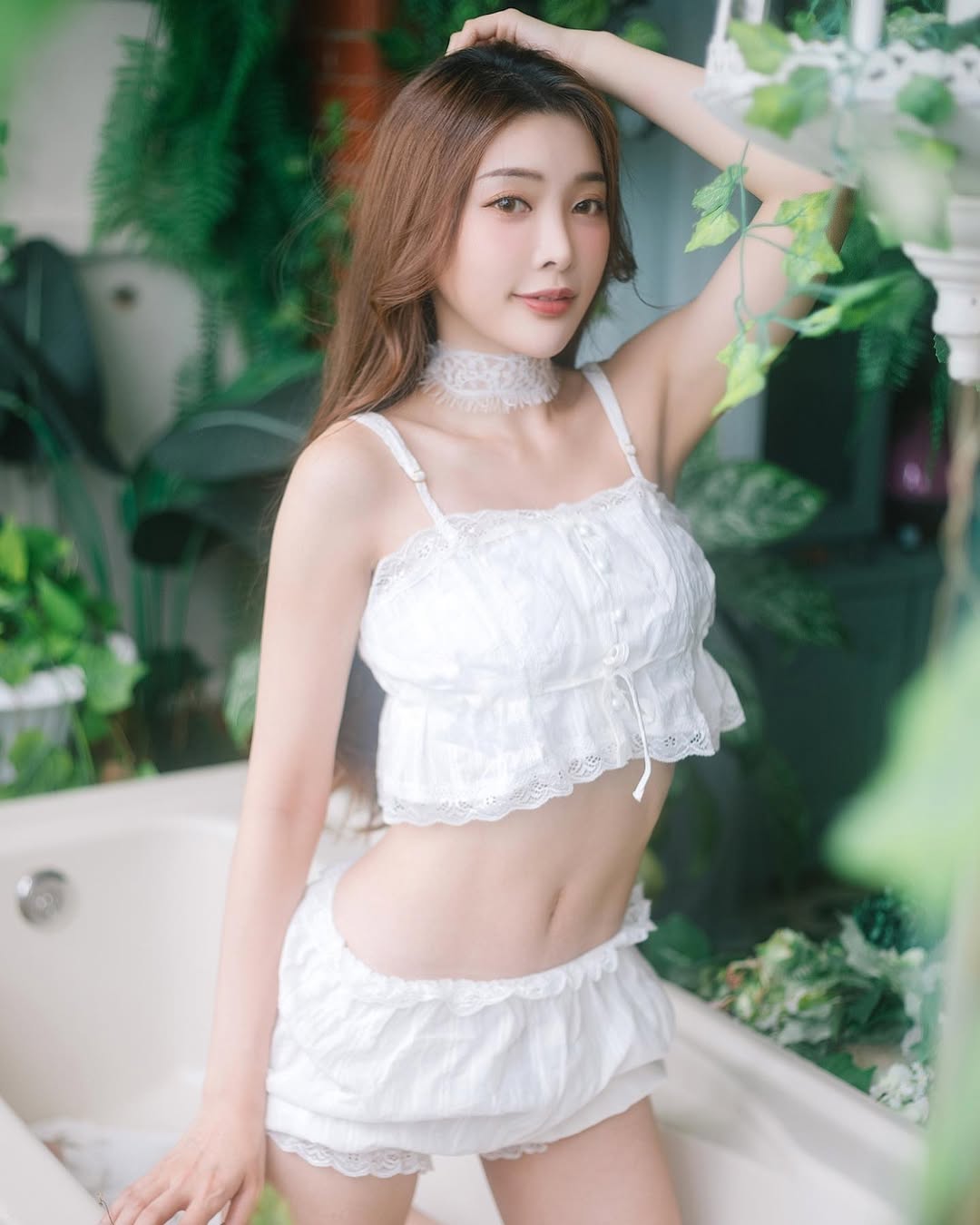 【正妹】莉雅Lia白色吊带浴缸写真，切与期待在水雾中流淌！