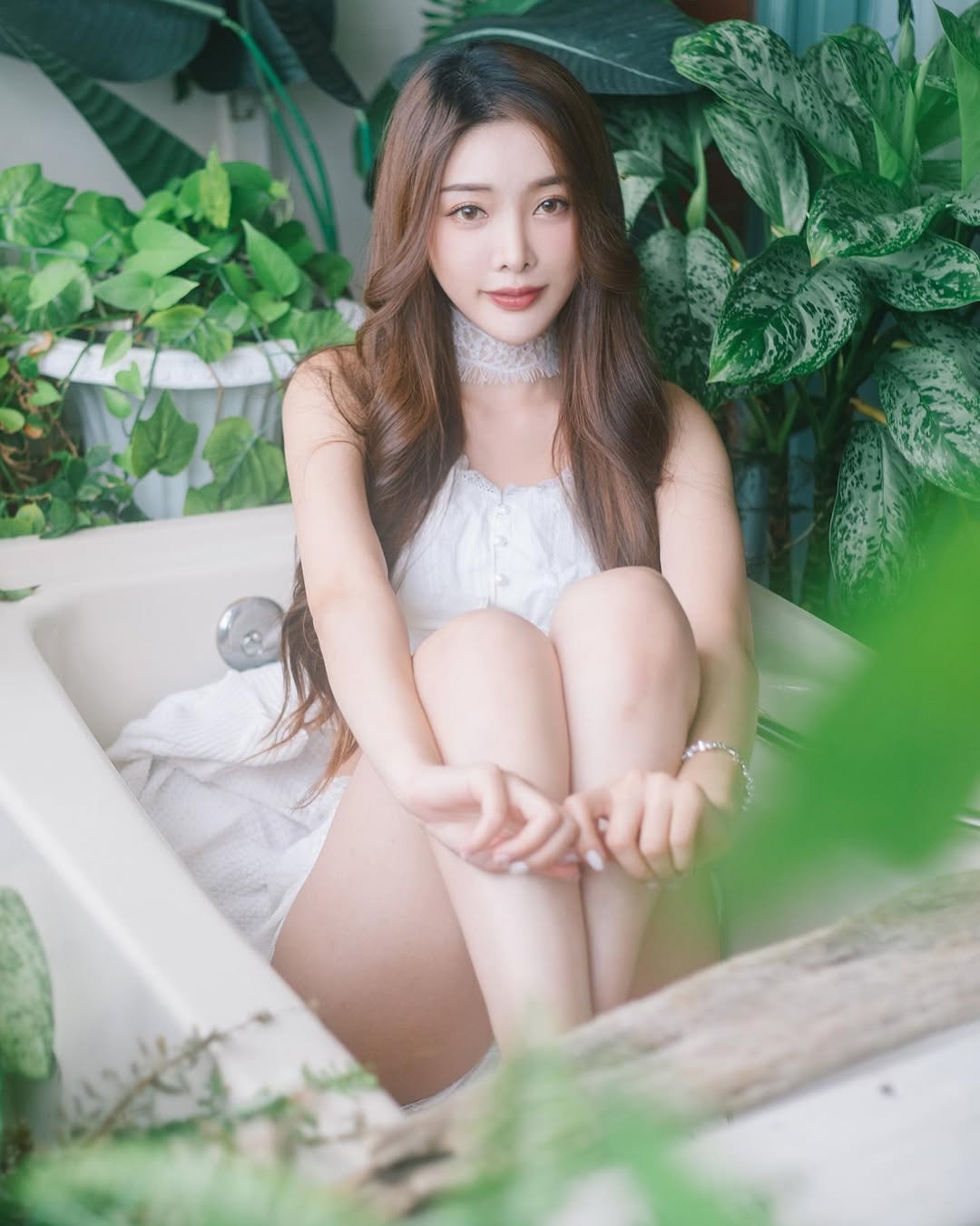 【正妹】莉雅Lia白色吊带浴缸写真，切与期待在水雾中流淌！