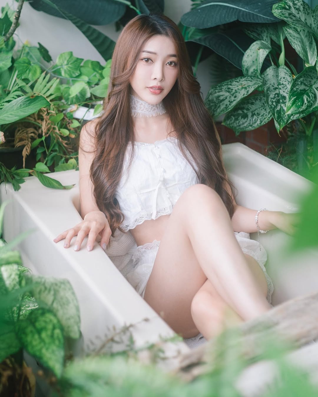 【正妹】莉雅Lia白色吊带浴缸写真，切与期待在水雾中流淌！