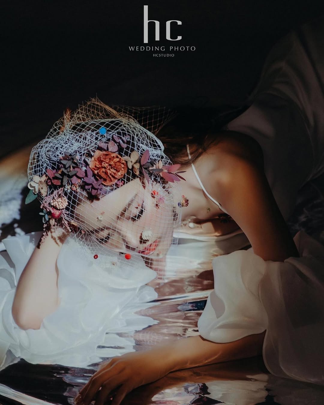 【正妹】莉雅Lia白色礼服写真超强艺术感，期待的无声独白！