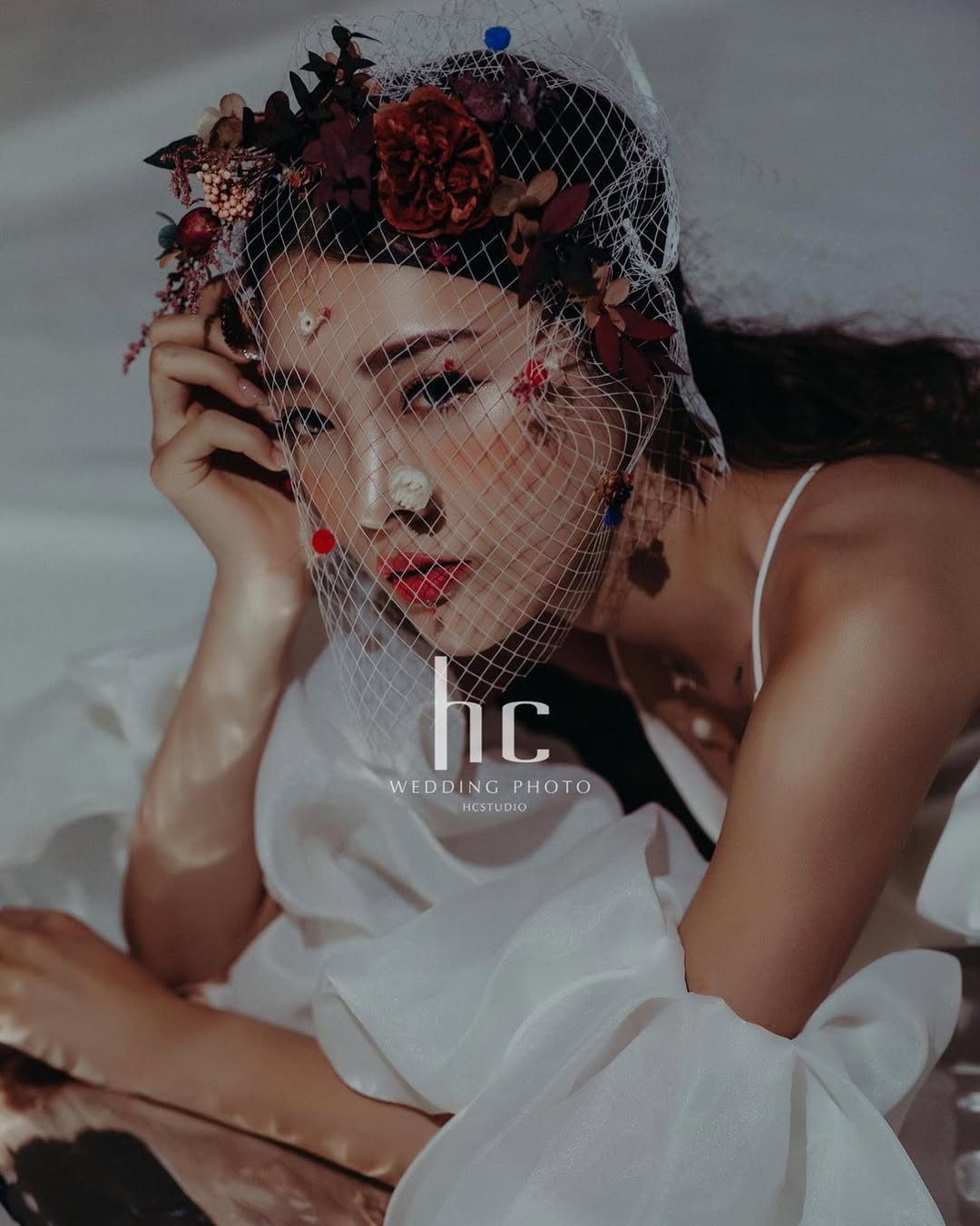 【正妹】莉雅Lia白色礼服写真超强艺术感，期待的无声独白！