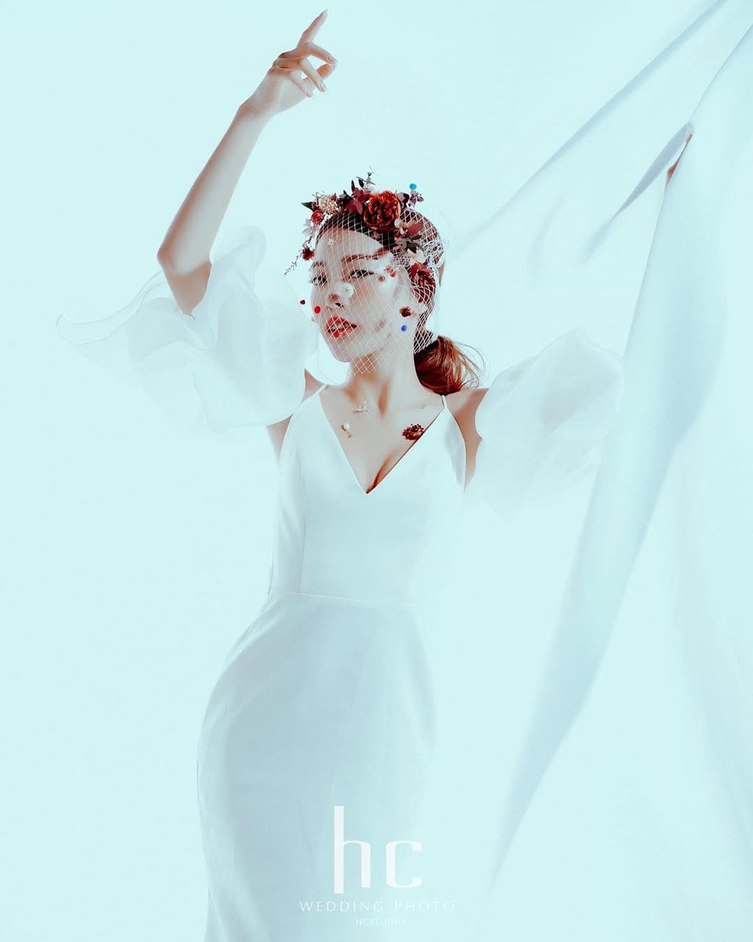 【正妹】莉雅Lia白色礼服写真超强艺术感，期待的无声独白！