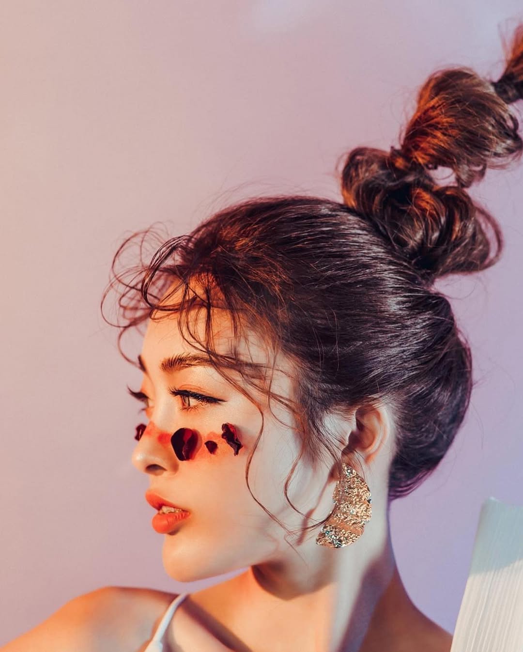 【正妹】莉雅Lia白色礼服写真超强艺术感，期待的无声独白！