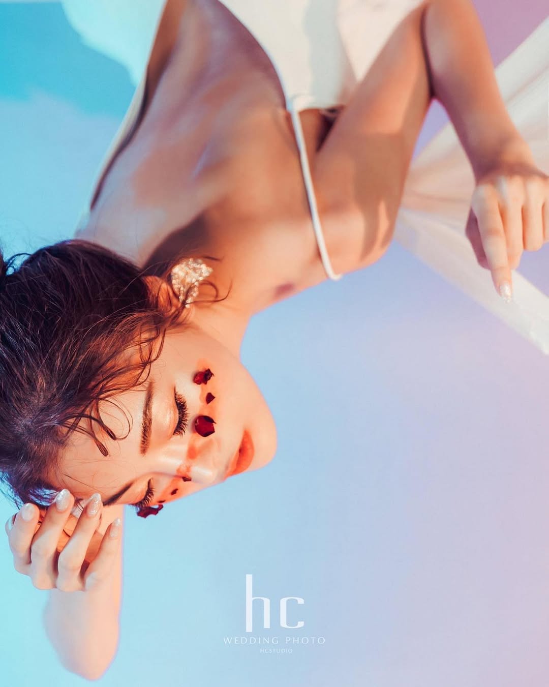 【正妹】莉雅Lia白色礼服写真超强艺术感，期待的无声独白！