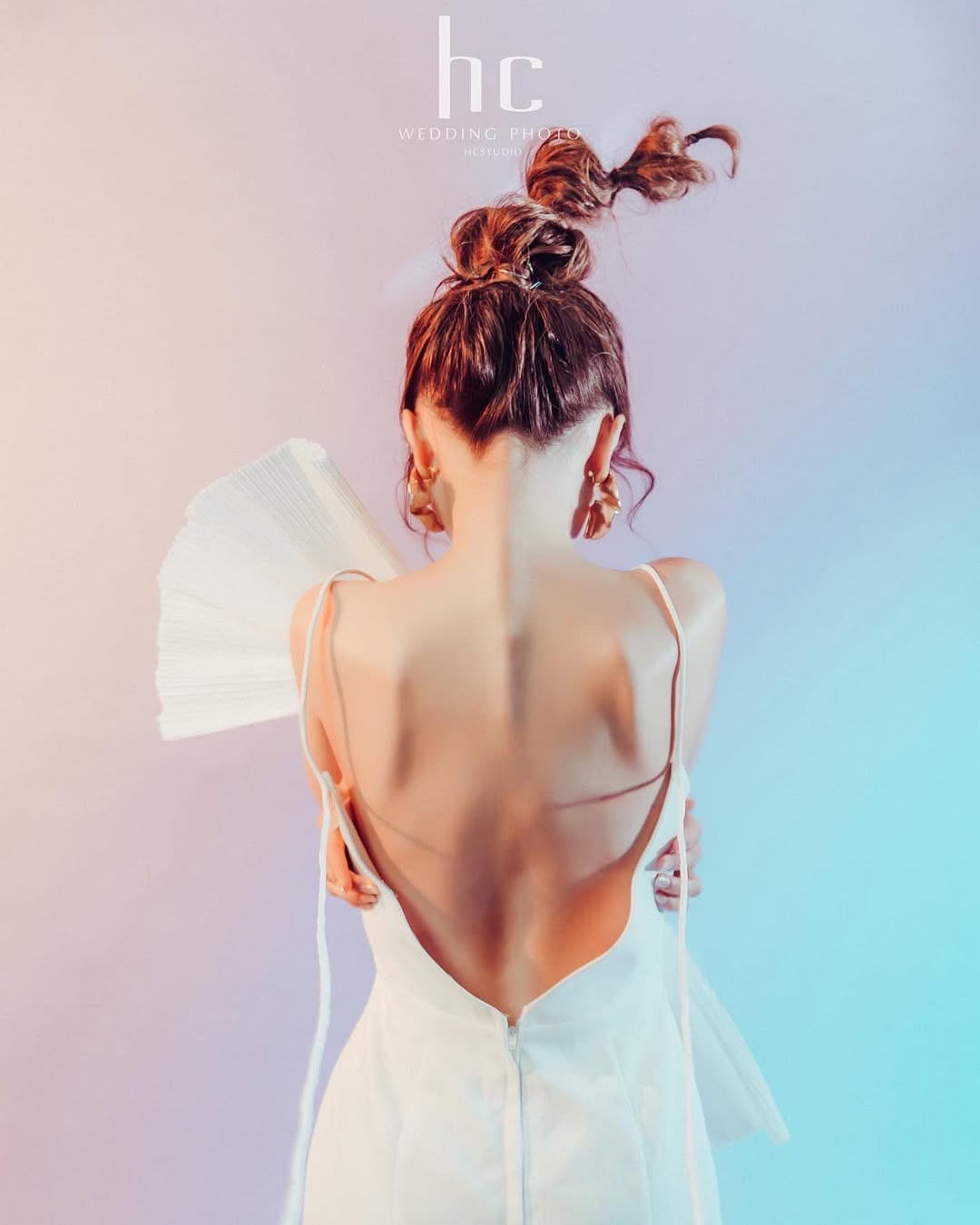 【正妹】莉雅Lia白色礼服写真超强艺术感，期待的无声独白！