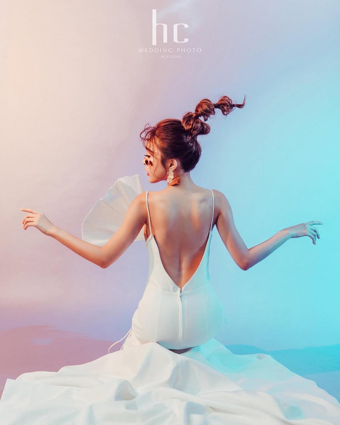 【正妹】莉雅Lia白色礼服写真超强艺术感，期待的无声独白！