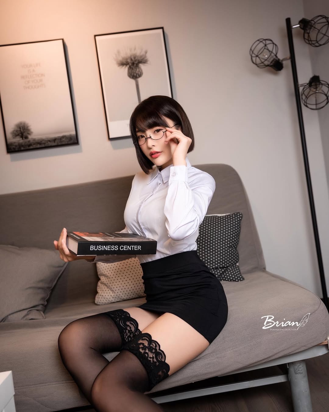 【正妹】莉雅Lia黑丝制服OL超美，目光也不刻意挑逗！