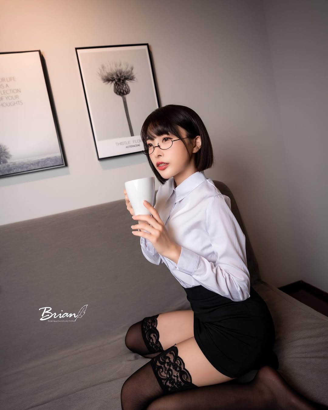 【正妹】莉雅Lia黑丝制服OL超美，目光也不刻意挑逗！