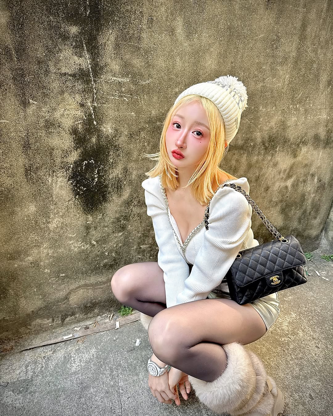 【正妹】叶妮妮Minnie黑丝银色超短裤超可爱，迅速吸引了大量关注！