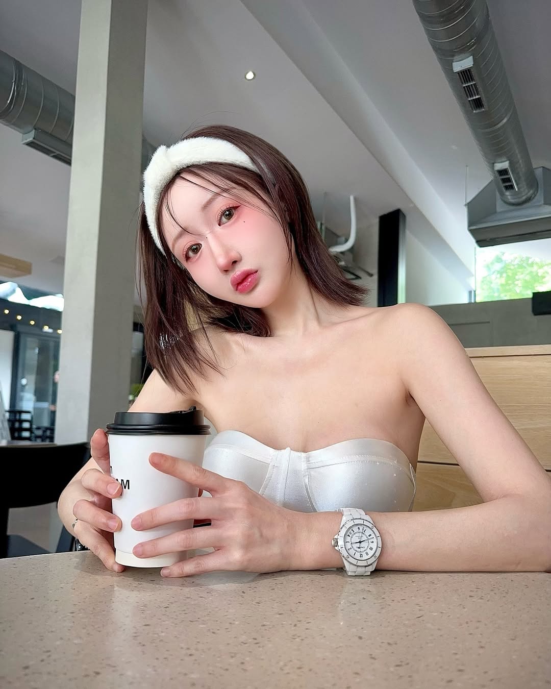 【正妹】叶妮妮Minnie超短抹胸裙太迷人，让人一眼就记住！