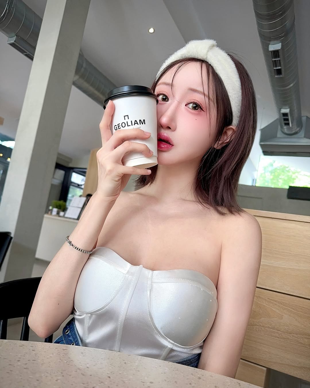 【正妹】叶妮妮Minnie超短抹胸裙太迷人，让人一眼就记住！