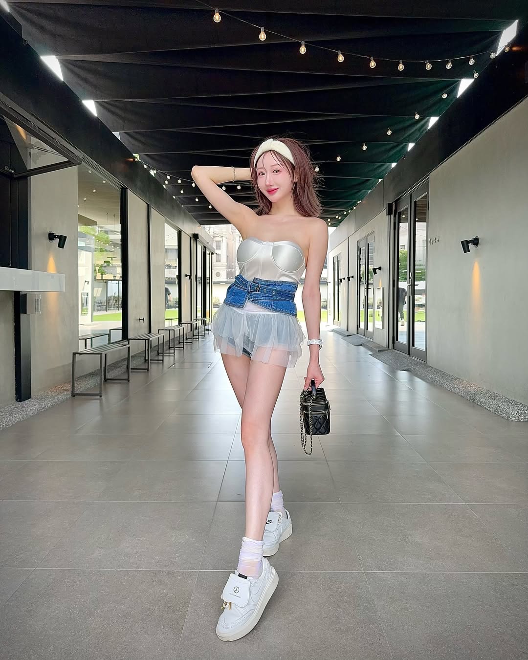 【正妹】叶妮妮Minnie超短抹胸裙太迷人，让人一眼就记住！