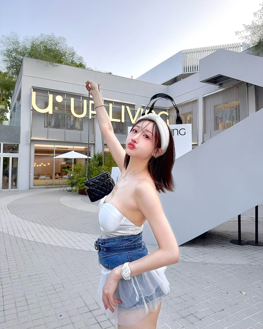 【正妹】叶妮妮Minnie超短抹胸裙太迷人，让人一眼就记住！