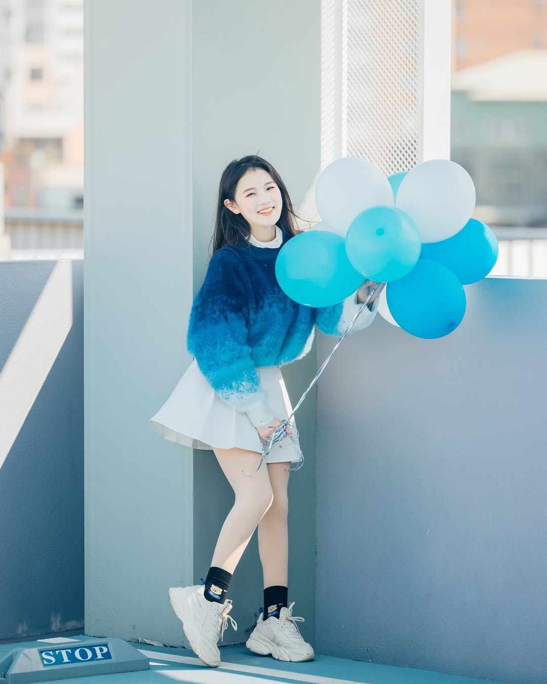 【正妹】花惹发毛衣拿气球美照，一丝成熟女性的优雅！