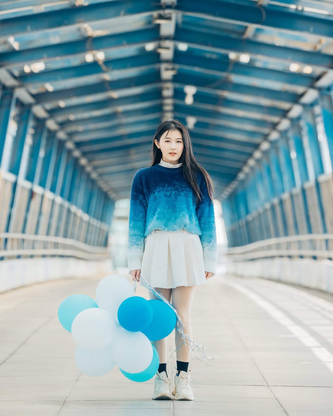 【正妹】花惹发毛衣拿气球美照，一丝成熟女性的优雅！