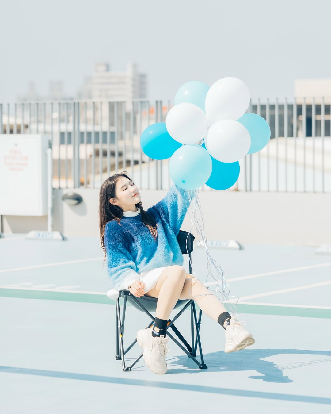 【正妹】花惹发毛衣拿气球美照，一丝成熟女性的优雅！