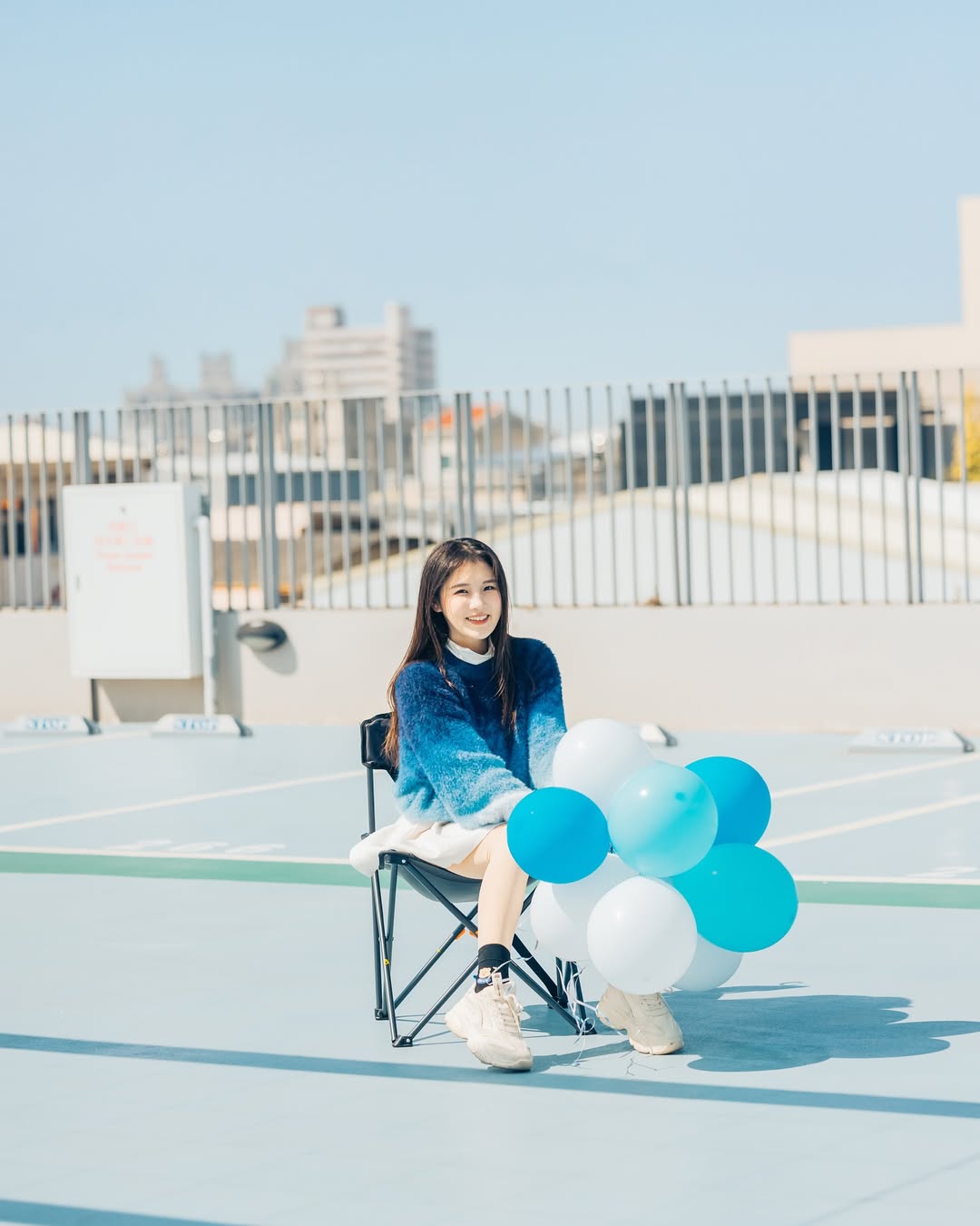 【正妹】花惹发毛衣拿气球美照，一丝成熟女性的优雅！