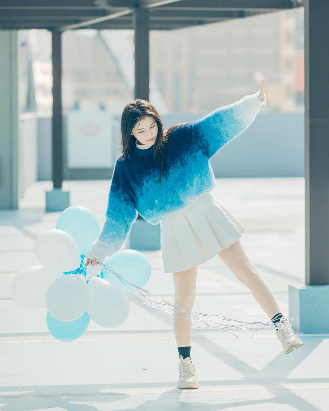 【正妹】花惹发毛衣拿气球美照，一丝成熟女性的优雅！