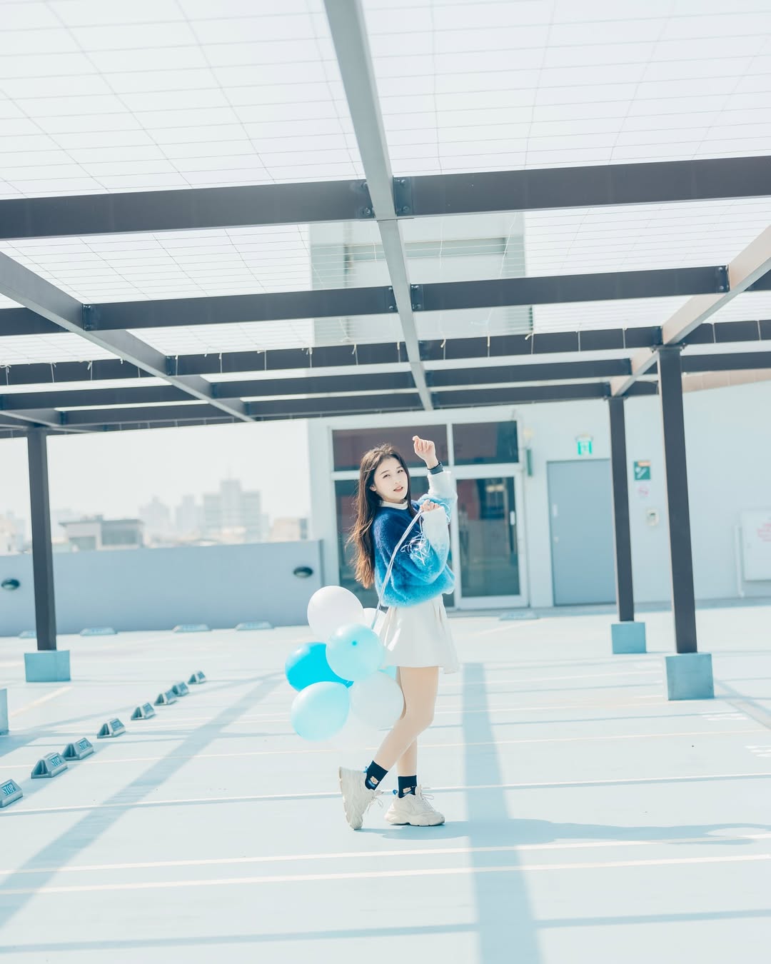 【正妹】花惹发毛衣拿气球美照，一丝成熟女性的优雅！