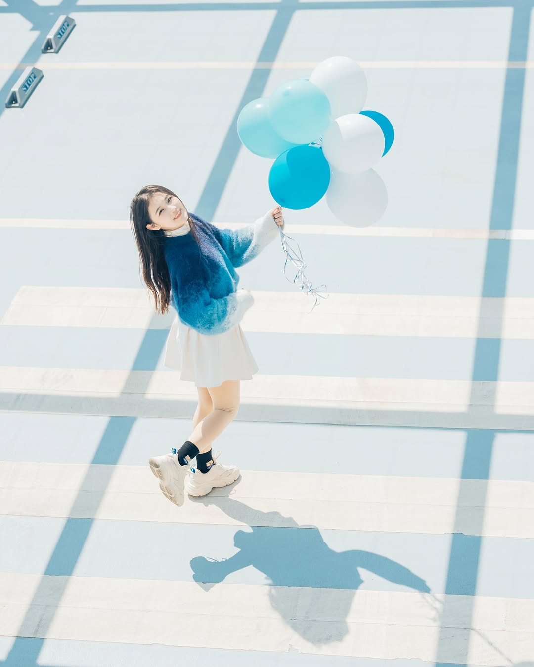 【正妹】花惹发毛衣拿气球美照，一丝成熟女性的优雅！