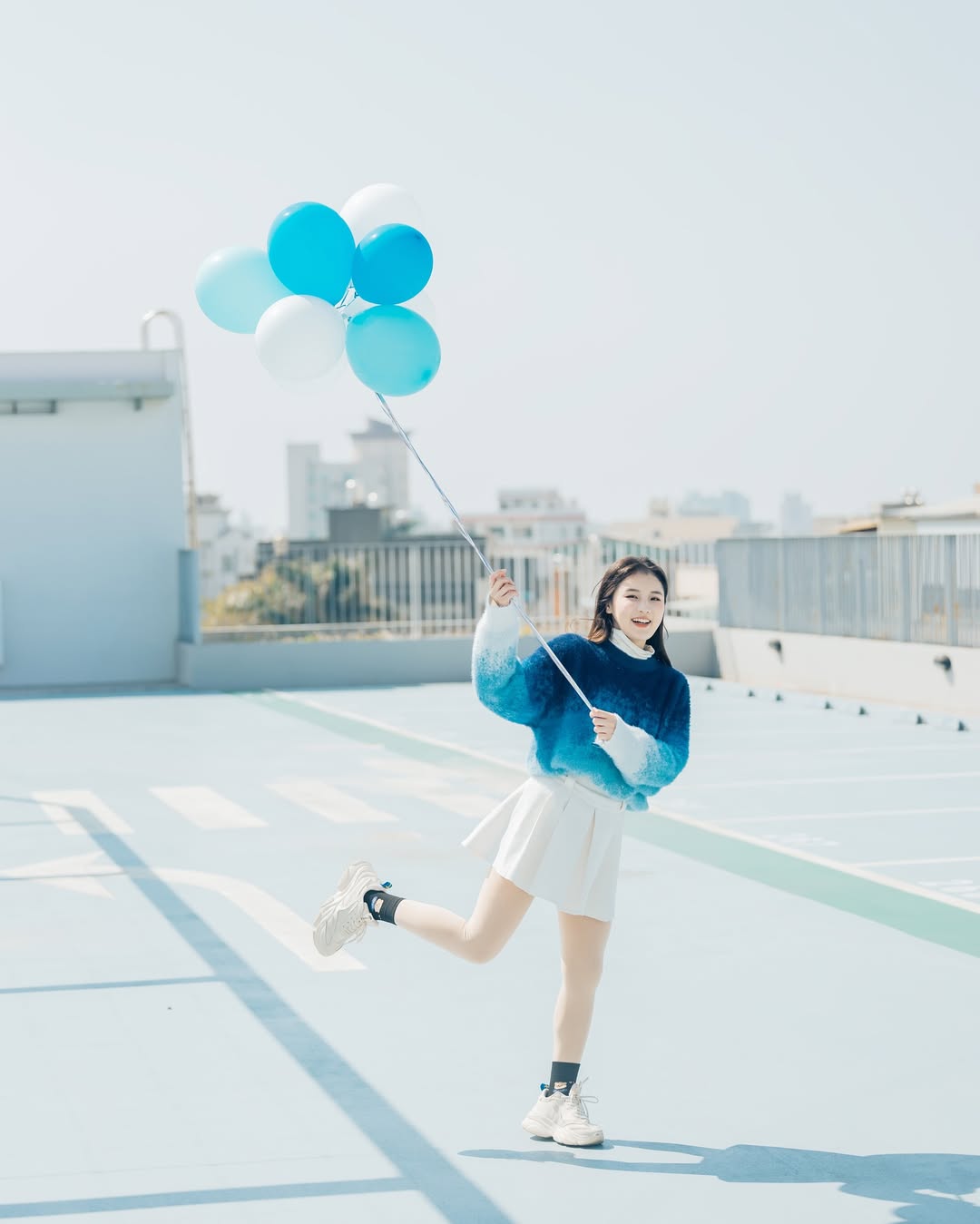 【正妹】花惹发毛衣拿气球美照，一丝成熟女性的优雅！