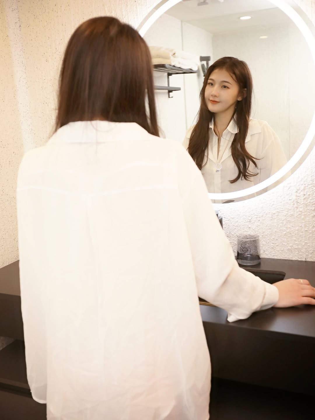 【正妹】花惹发白衬衫酒店美照，自然中流露出一种美丽气质！