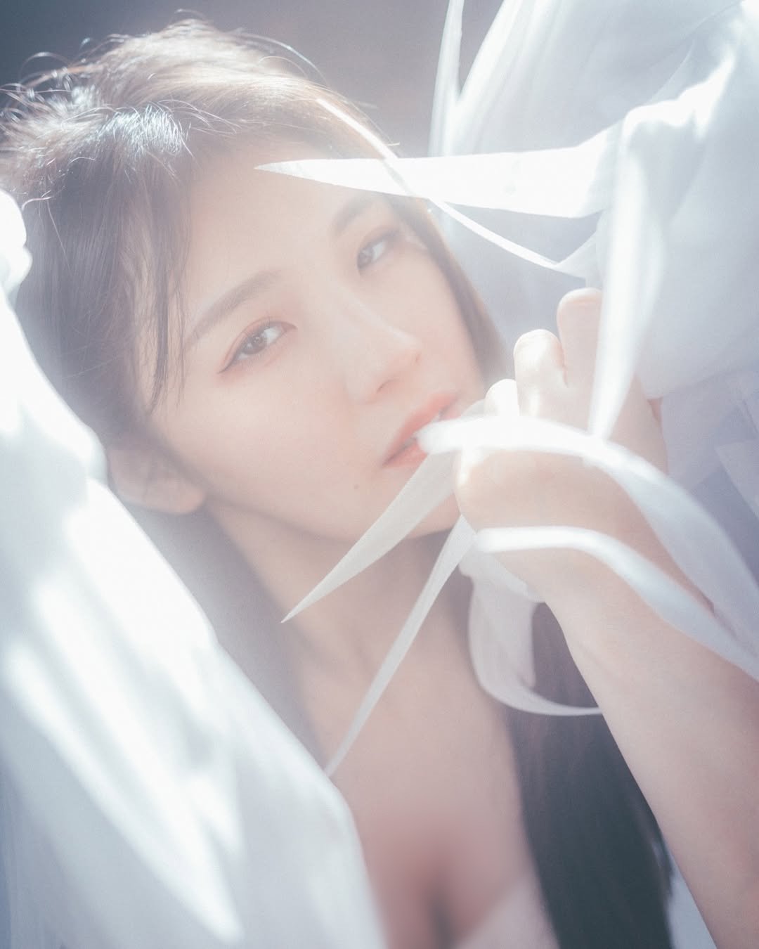 【正妹】花惹发连衣裙天使的翅膀美照，绽放着独特的气质！