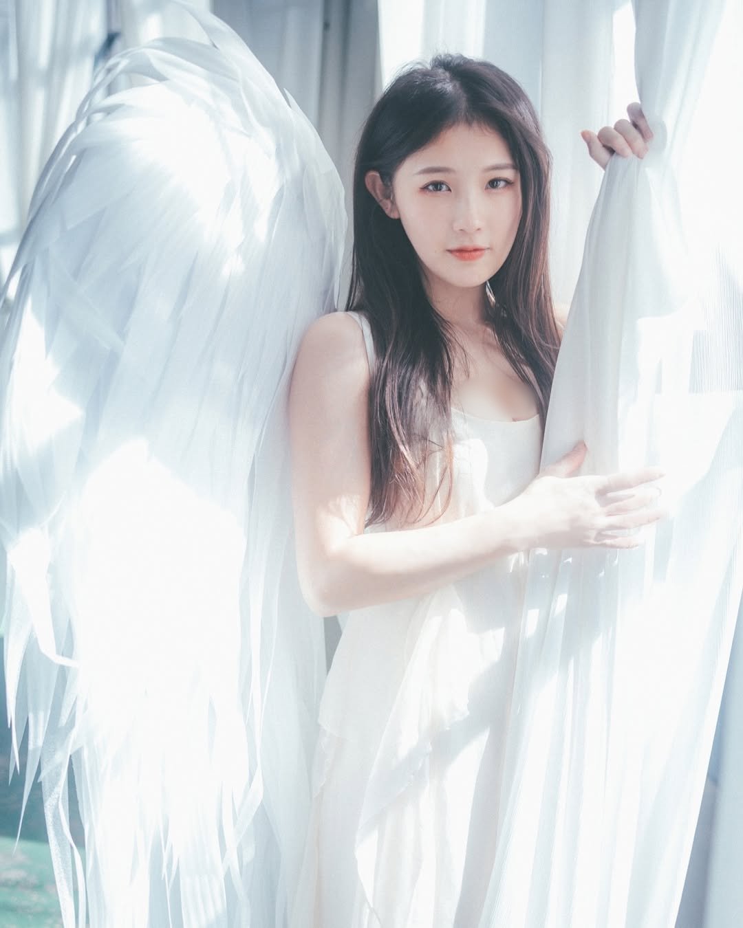 【正妹】花惹发连衣裙天使的翅膀美照，绽放着独特的气质！