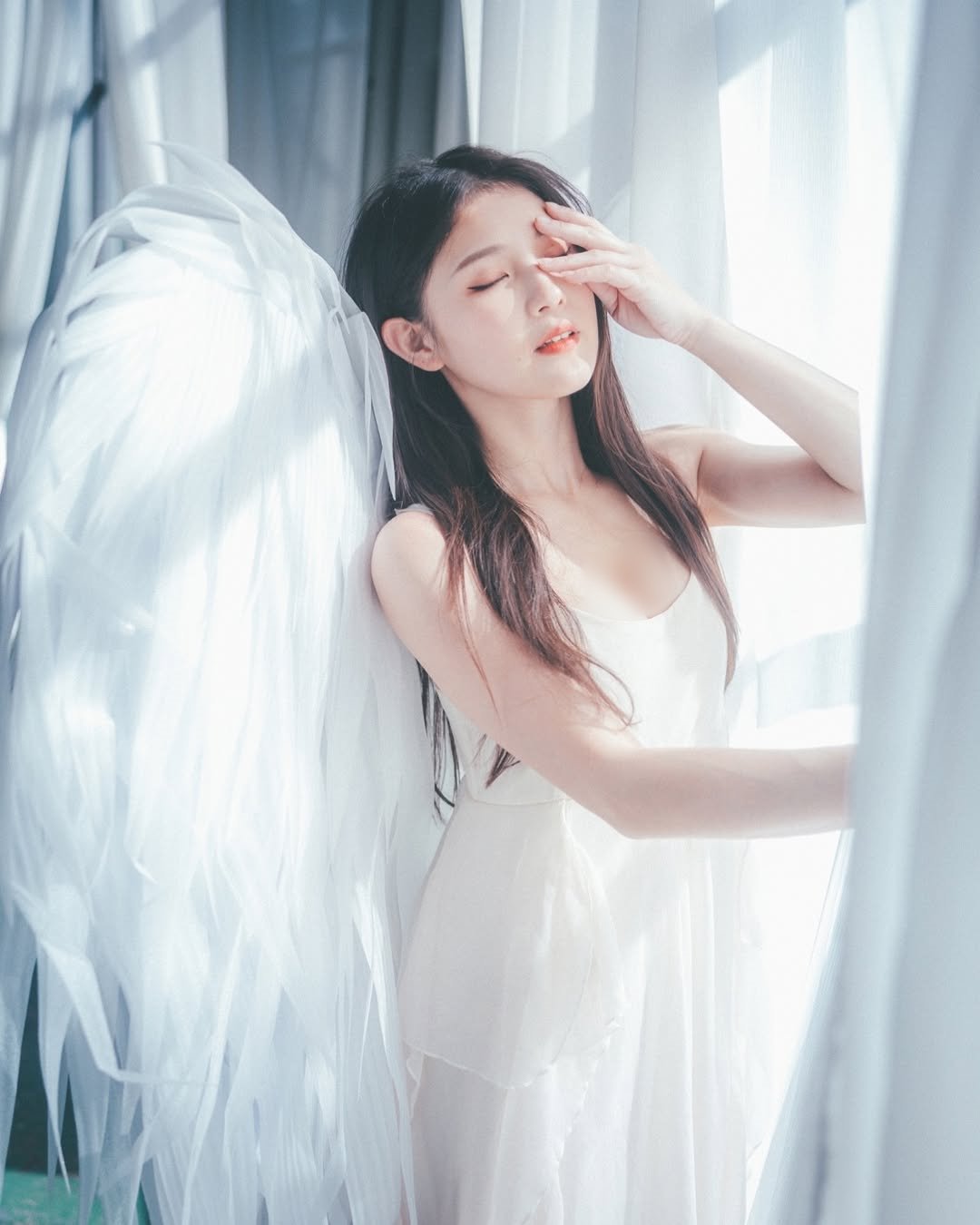 【正妹】花惹发连衣裙天使的翅膀美照，绽放着独特的气质！