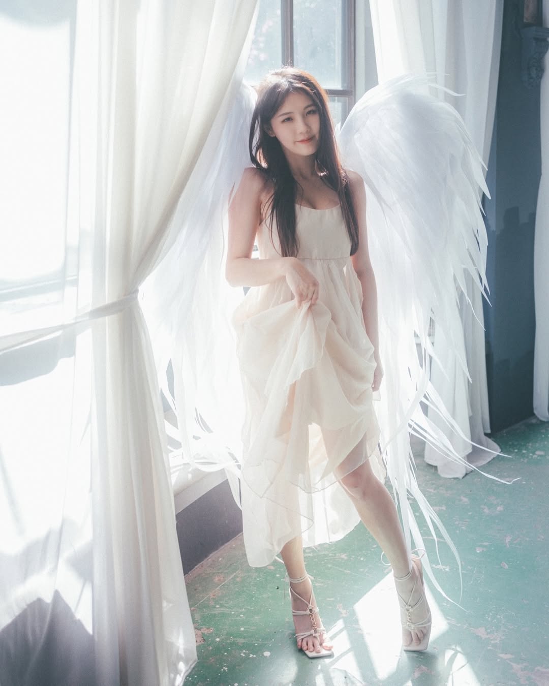 【正妹】花惹发连衣裙天使的翅膀美照，绽放着独特的气质！