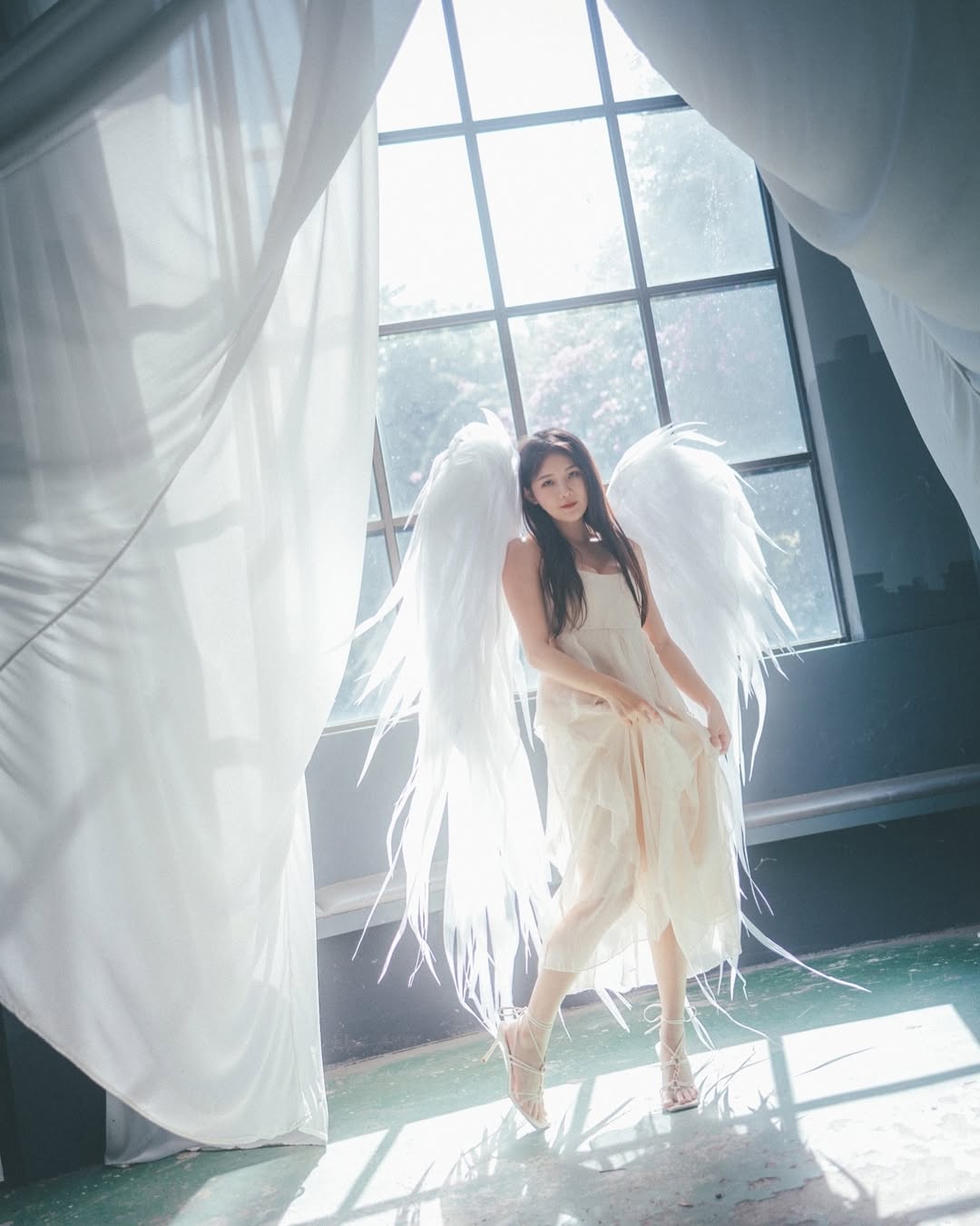 【正妹】花惹发连衣裙天使的翅膀美照，绽放着独特的气质！