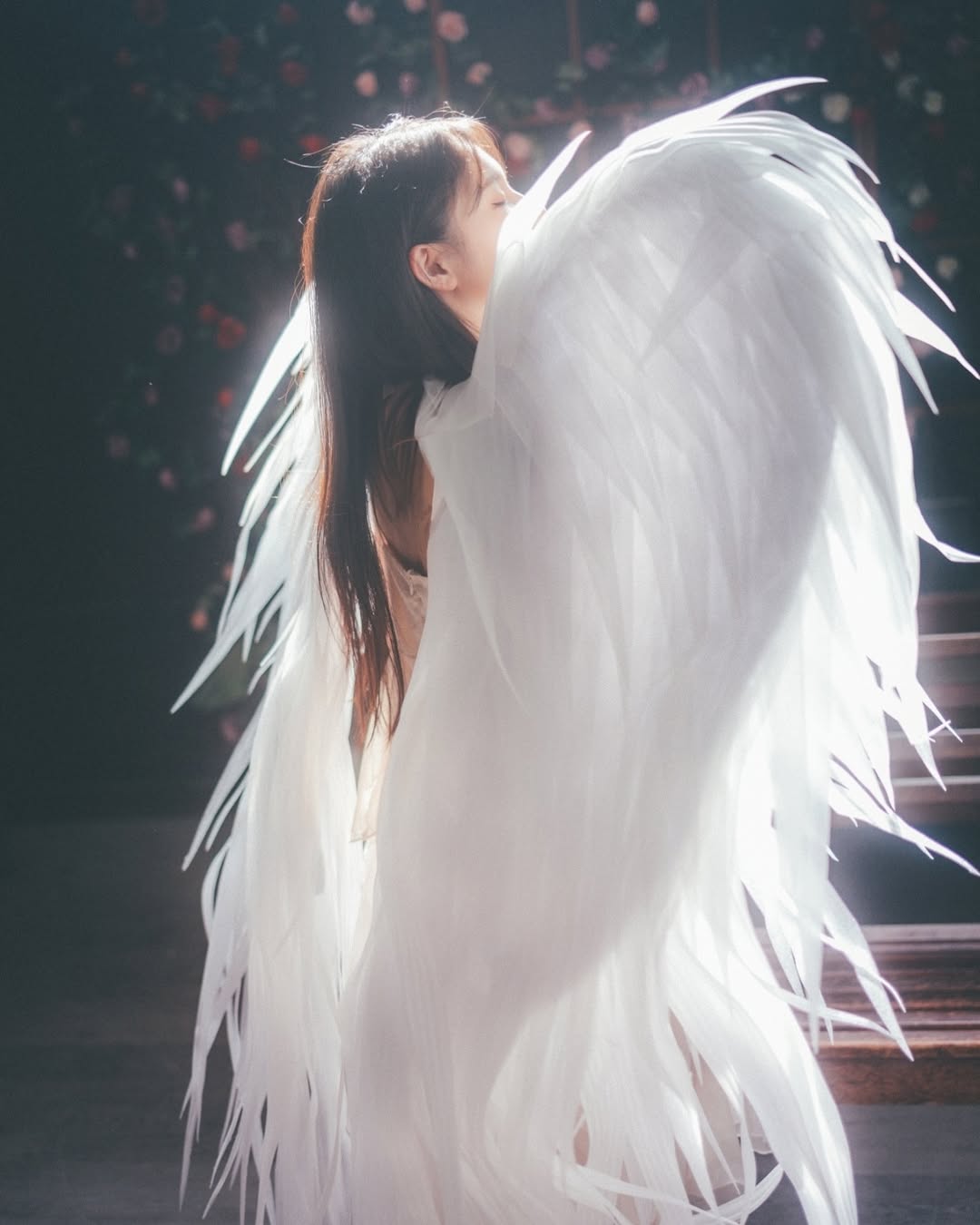 【正妹】花惹发连衣裙天使的翅膀美照，绽放着独特的气质！