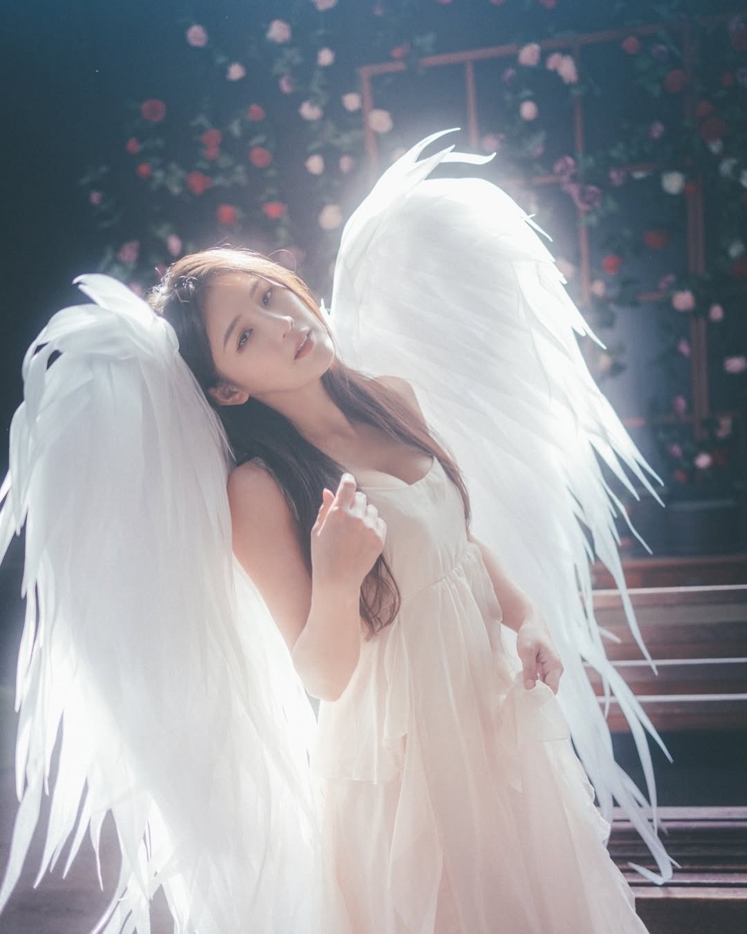 【正妹】花惹发连衣裙天使的翅膀美照，绽放着独特的气质！