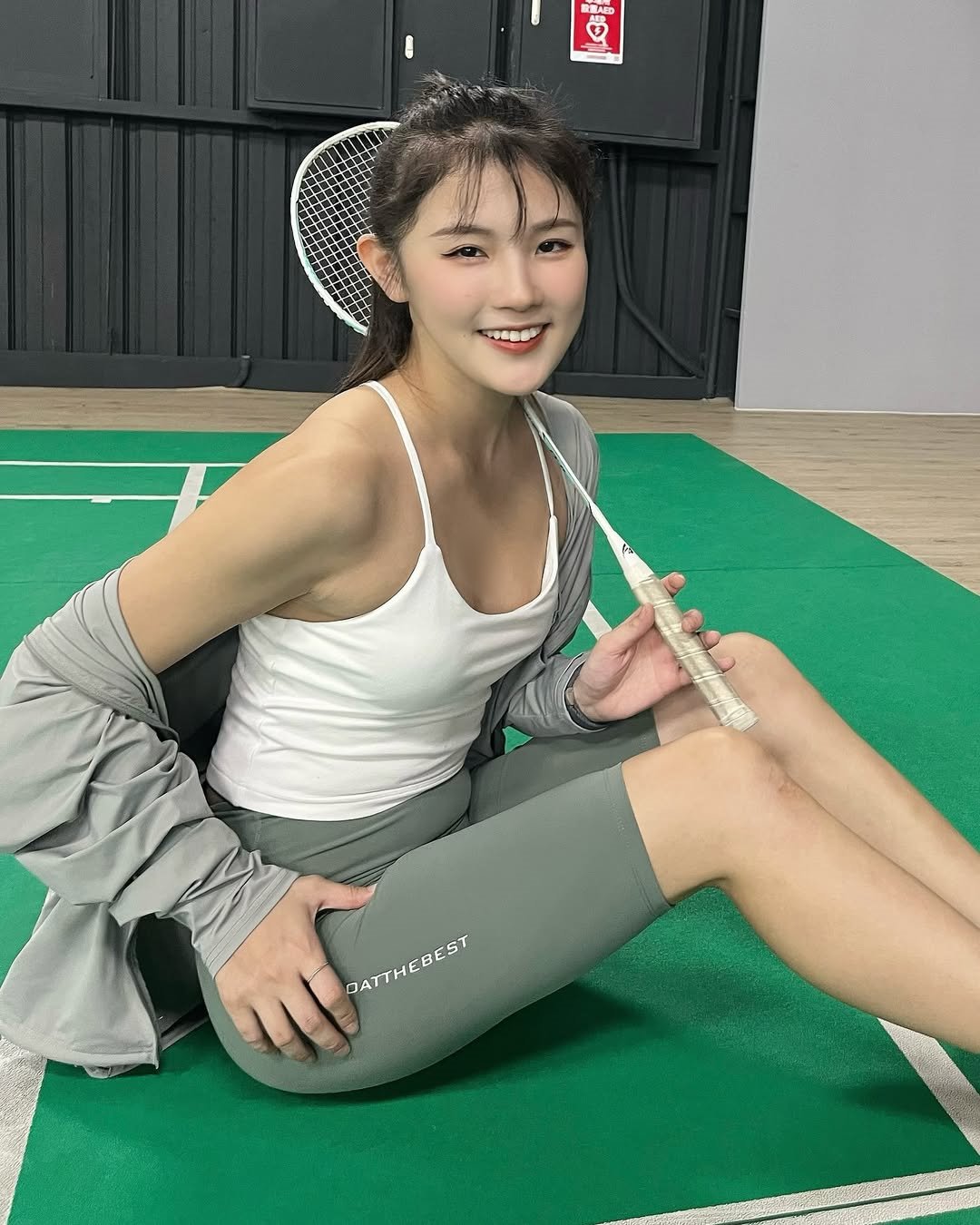 【正妹】花惹发吊带配瑜伽裤打羽毛球，安静下来只为看她浅浅一笑！